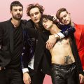 The 1975のマシュー同性愛禁止のドバイで男性客にキスの流石な行動！